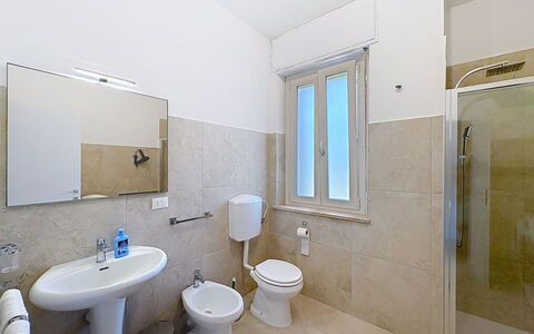 La Casetta di Palmira: Piso, Arreglo De Tubería, Suelo, Lavabo, Plomería, Baño, Diseño De Interiores, Lavabo Del Baño, Grifo, Baño