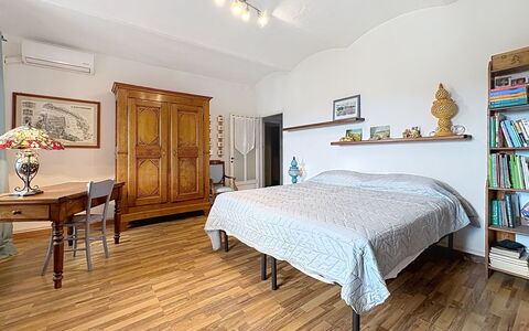 La Casetta di Palmira: Mueble, Diseño De Interiores, Piso, Suelo, Suelos De Madera, Madera, Habitación, Habitación, Cama, Techo
