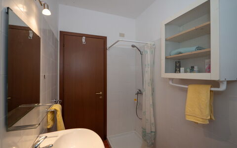 Malpaga: Baño, Lavabo Del Baño, Arreglo De Tubería, Piso, Pared, Suelo, Lavabo, Diseño De Interiores, Grifo, Plomería
