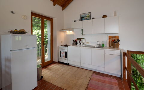 Malpaga: Piso, Diseño De Interiores, Madera, Cocina, Mueble, Suelo, Aparato De Cocina, Mostrador, Techo, Electrodoméstico