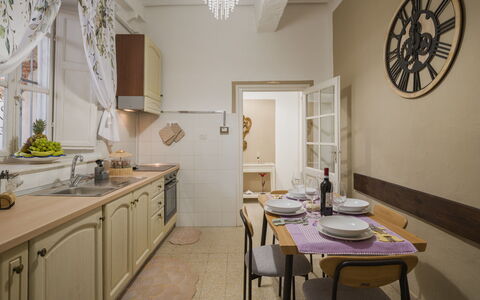 Nido nel Centro: Mueble, Diseño De Interiores, Piso, Madera, Techo, Suelo, Cocina, Gabinetes, Habitación, Mostrador