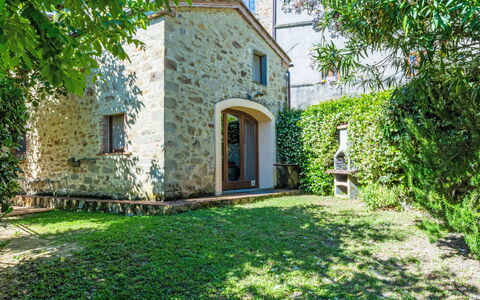 Fibbialla: Pared, Arbusto, Casa, Puerta, Cabaña, Jardín, Inmuebles, Casa De Campo, Pared De Piedra, Ladrillo
