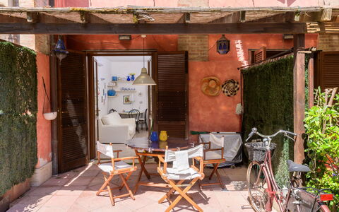 La Molletta: Pared, Maceta, Puerta, Mueble, Planta De Casa, Silla, Mueble Para Exteriores, Bicicleta, Ladrillo, Mesa Al Aire Libre