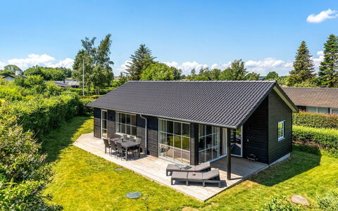 Väinö - 300M from the Sea: Cabaña, Vía Muerta, Jardín, Césped, Porche, Yarda, Casa De Campo, Edificios Del Jardín