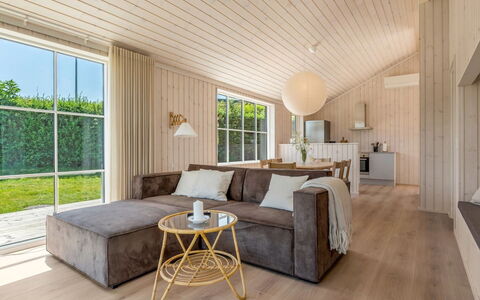 Väinö - 300M from the Sea: Suelos De Madera, Piso, Suelo, Diseño De Interiores, Madera, Suelo Laminado, Sofá, Techo, Mueble, Sala