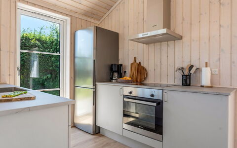 Väinö - 300M from the Sea: Piso, Madera, Suelo, Diseño De Interiores, Aparato De Cocina, Cocina, Techo, Suelos De Madera, Mostrador, Electrodoméstico