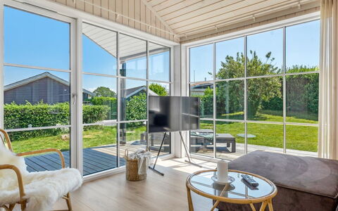 Väinö - 300M from the Sea: Diseño De Interiores, Porche, Puerta, Casa, Mueble, Suelo, Silla, Techo, Suelos De Madera, Vaso