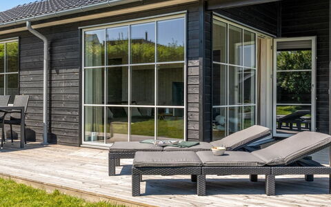 Väinö - 300M from the Sea: Puerta, Vía Muerta, Mueble Para Exteriores, Porche, Madera Dura, Sombra, Cubierta, Yarda, Silla, Diseño