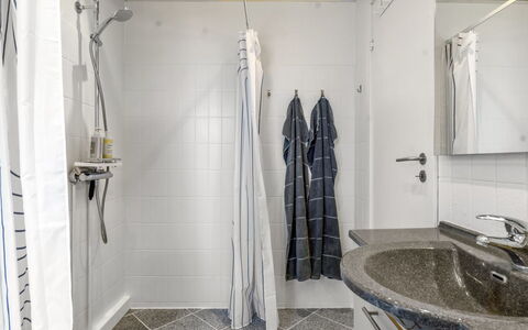 Leea - 100M from the Sea: Piso, Arreglo De Tubería, Suelo, Diseño De Interiores, Lavabo, Plomería, Grifo, Loseta, Techo, Baño