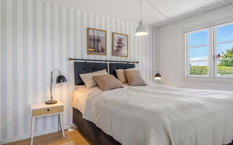 Leea - 100M from the Sea: Habitación, Cama, Lecho, Madera, Diseño De Interiores, Sábana, Suelo, Piso, Linos, Mueble