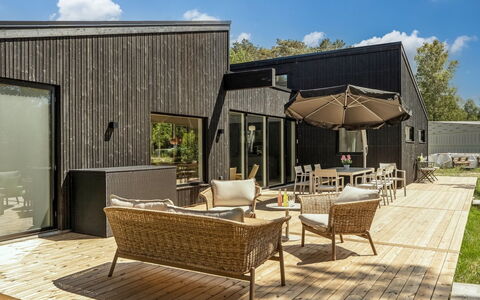 Adrian - 500M from the Sea: Madera, Casa, Cabaña, Vía Muerta, Madera Dura, Tablón, Inmuebles, Patio Interior, Paisajismo, Jardín