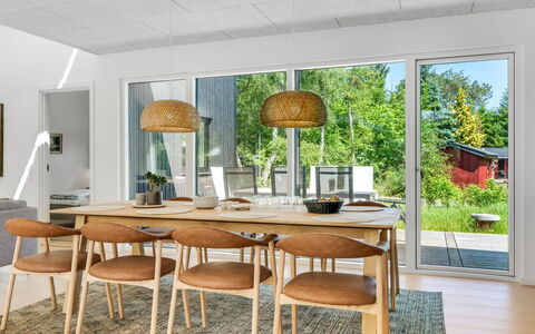 Adrian - 500M from the Sea: Mueble, Comedor, Madera, Cocina Y Comedor Mesa, Piso, Silla, Mesa, Suelo, Diseño De Interiores, Suelos De Madera
