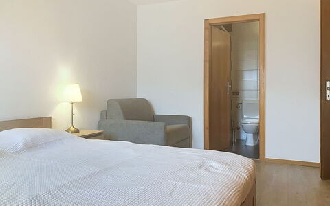 Résidence Croix de Coeur: Diseño De Interiores, Cama, Suelo, Piso, Mueble, Habitación, Pared, Madera, Techo, Habitación