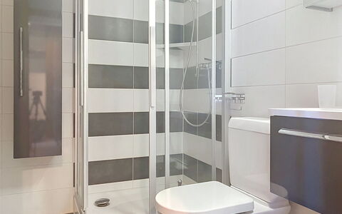 Résidence Croix de Coeur: Baño, Arreglo De Tubería, Piso, Diseño De Interiores, Suelo, Baño, Asiento Del Baño, Plomería, Mueble De Baño, Espejo