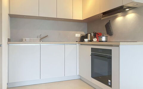 Résidence Croix de Coeur: Cocina, Aparato De Cocina, Mostrador, Gabinetes, Diseño De Interiores, Electrodoméstico, Piso, Madera, Mueble, Suelo