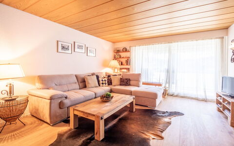 Haus Ner A1: Mueble, Diseño De Interiores, Piso, Suelos De Madera, Suelo, Madera, Sofá, Techo, Sala, Habitación