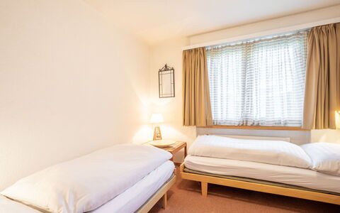 Haus Ner A1: Cama, Diseño De Interiores, Mueble, Habitación, Techo, Textil, Sábana, Habitación, Lecho, Suelo