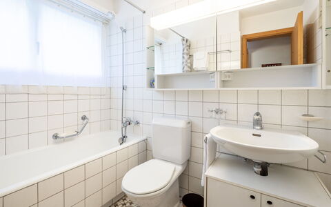 Haus Ner A1: Baño, Arreglo De Tubería, Piso, Diseño De Interiores, Suelo, Lavabo Del Baño, Lavabo, Baño, Asiento Del Baño, Plomería