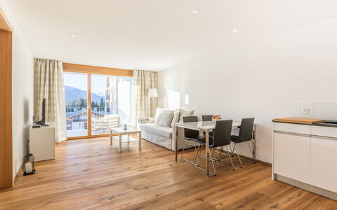Taviarna Laax 4.5: Suelos De Madera, Piso, Diseño De Interiores, Mueble, Suelo, Madera, Suelo Laminado, Techo, Madera Dura, Habitación