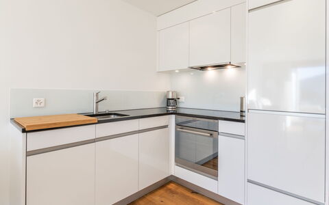 Taviarna Laax 4.5: Cocina, Aparato De Cocina, Piso, Mostrador, Diseño De Interiores, Electrodoméstico, Madera, Gabinetes, Suelo, Electrodoméstico