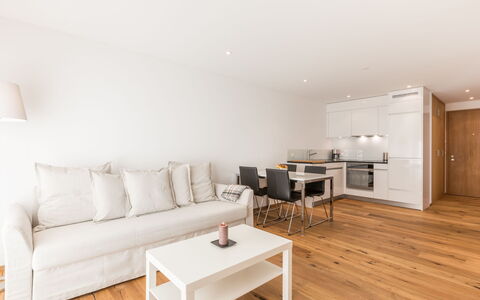 Taviarna Laax 4.5: Piso, Suelos De Madera, Diseño De Interiores, Suelo, Madera, Mueble, Habitación, Suelo Laminado, Sofá, Departamento