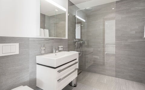 Taviarna Laax 4.5: Piso, Suelo, Diseño De Interiores, Baño, Arreglo De Tubería, Loseta, Lavabo, Lavabo Del Baño, Mueble De Baño, Plomería