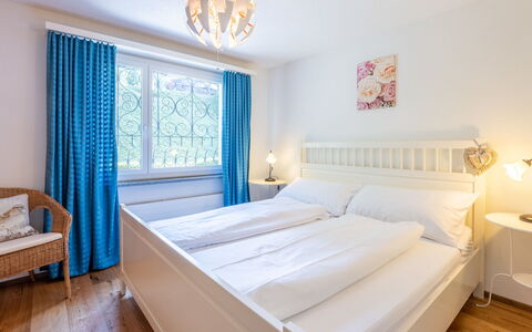 Casa Gronda 2: Cama, Diseño De Interiores, Habitación, Mueble, Lecho, Madera, Sábana, Suelo, Piso, Techo