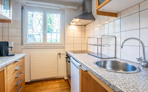 Casa Gronda 2: Cocina, Mostrador, Piso, Madera, Lavabo, Electrodoméstico, Arreglo De Tubería, Diseño De Interiores, Gabinetes, Aparato De Cocina