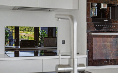 Sedine - 500M from the Sea: Aparato De Cocina, Cocina, Diseño De Interiores, Madera, Electrodoméstico, Electrodoméstico, Mostrador, Encendiendo, Piso, Gabinetes