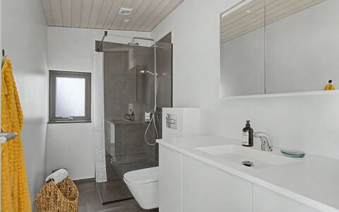 Sedine - 500M from the Sea: Piso, Baño, Suelo, Arreglo De Tubería, Diseño De Interiores, Pared, Lavabo, Techo, Grifo, Mueble De Baño
