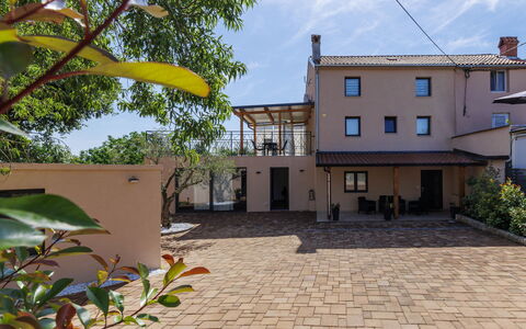 Di Gigi: Piscina, Barrio Residencial, Thermae, Recurso, Material Compuesto, Ocio, Inmuebles, Césped Artificial, Hacienda, Villa