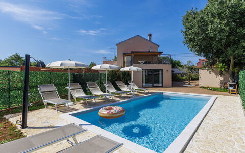 Di Gigi: Piscina, Barrio Residencial, Thermae, Recurso, Material Compuesto, Ocio, Inmuebles, Césped Artificial, Hacienda, Villa