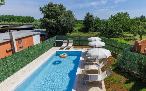 Di Gigi: Piscina, Barrio Residencial, Thermae, Recurso, Material Compuesto, Ocio, Inmuebles, Césped Artificial, Hacienda, Villa