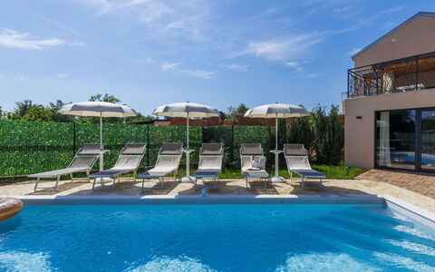 Di Gigi: Piscina, Barrio Residencial, Thermae, Recurso, Material Compuesto, Ocio, Inmuebles, Césped Artificial, Hacienda, Villa