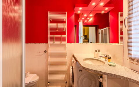 Tiny Loft: Diseño De Interiores, Piso, Pared, Suelo, Arreglo De Tubería, Techo, Encendiendo, Habitación, Plomería, Baño