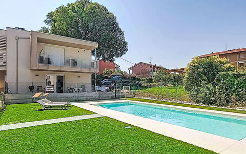 Residence Borgo Marinoni - Due: Piscina, Barrio Residencial, Thermae, Recurso, Material Compuesto, Ocio, Inmuebles, Césped Artificial, Hacienda, Villa