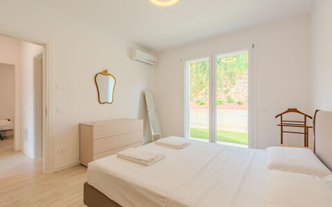 Annamaria: Diseño De Interiores, Piso, Suelo, Techo, Casa, Habitación, Cama, Habitación, Departamento, Marco De La Cama
