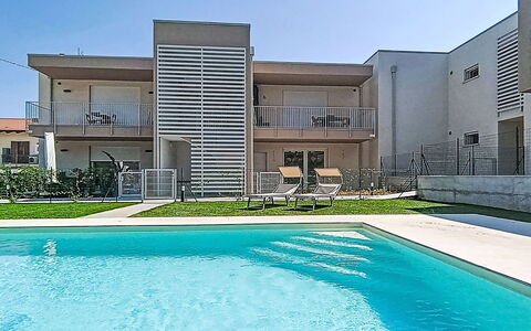 Residence Borgo Marinoni - Due: Piscina, Barrio Residencial, Thermae, Recurso, Material Compuesto, Ocio, Inmuebles, Césped Artificial, Hacienda, Villa