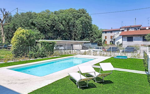 Residence Borgo Marinoni - Due: Piscina, Barrio Residencial, Thermae, Recurso, Material Compuesto, Ocio, Inmuebles, Césped Artificial, Hacienda, Villa