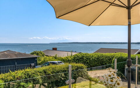 Alkmund - 100M from the Sea: Cielo, Mar, Sombra, Oceano, Costa, Paraguas, Mueble Para Exteriores, Silla, Zona Tropical, Pasarela