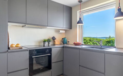 Alkmund - 100M from the Sea: Cocina, Aparato De Cocina, Gabinetes, Mostrador, Electrodoméstico, Diseño De Interiores, Piso, Madera, Electrodoméstico, Estufa De Cocina