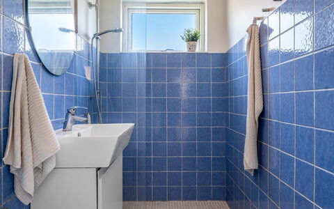 Alkmund - 100M from the Sea: Azul, Piso, Baño, Arreglo De Tubería, Suelo, Loseta, Material Compuesto, Plomería, Baño, Cerámico