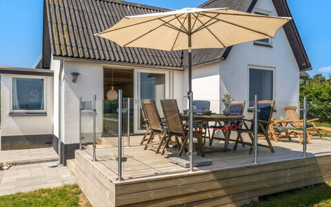 Alkmund - 100M from the Sea: Madera, Mueble, Cubierta, Mueble Para Exteriores, Madera Dura, Silla, Tablón, Suelos De Madera, Sombra, Porche