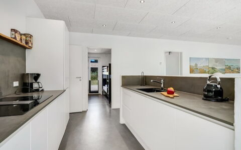 Øthi - 200M to the Fjord: Techo, Piso, Diseño De Interiores, Cocina, Suelo, Mostrador, Departamento, Lámpara, Electrodoméstico, Loseta