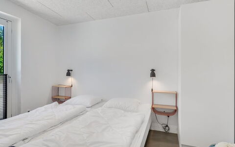 Øthi - 200M to the Fjord: Pared, Techo, Diseño De Interiores, Piso, Suelo, Habitación, Habitación, Cama, Departamento, Marco De La Cama