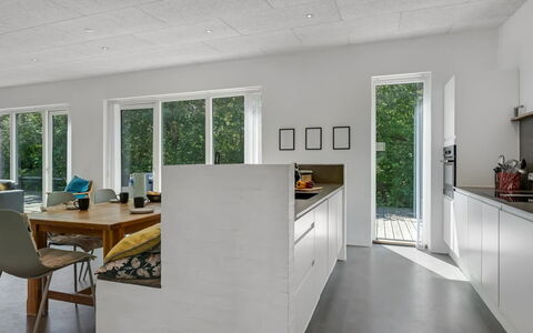 Øthi - 200M to the Fjord: Piso, Pared, Suelo, Madera, Diseño De Interiores, Techo, Mueble, Mostrador, Cocina, Suelos De Madera
