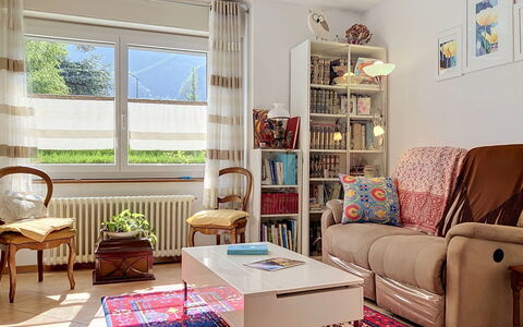 Cètici: Mueble, Diseño De Interiores, Piso, Sofá, Pared, Habitación, Estantería, Sala, Suelo, Madera