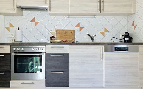 Cètici: Cocina, Piso, Suelo, Gabinetes, Mostrador, Material Compuesto, Loseta, Aparato De Cocina, Electrodoméstico