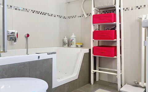 Cètici: Arreglo De Tubería, Piso, Baño, Suelo, Diseño De Interiores, Plomería, Bañera, Habitación, Loseta, Baño