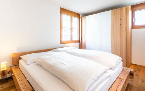 Taviarna Laax 3.6: Habitación, Cama, Madera, Sábana, Lecho, Suelo, Diseño De Interiores, Piso, Marco De La Cama, Casa